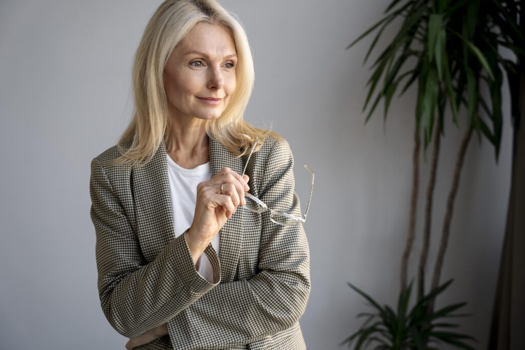 cerca de empleado de la empresa sonriendo 2 Envejecimiento celular y salud de los telómeros: cómo ralentizar el reloj biológico desde tu estilo de vida.