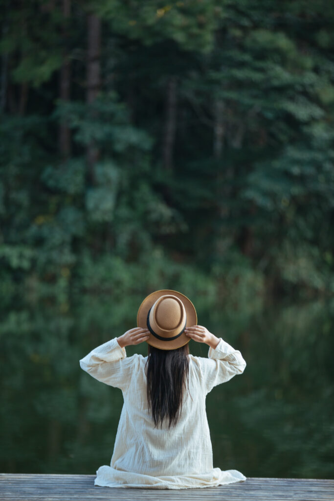 mujeres turistas abren sus brazos y sostienen sus alas Síndrome de Ovario Poliquístico (SOP): Recupera tu Equilibrio Hormonal con Nutrición, Ejercicio y Suplementación Adecuada